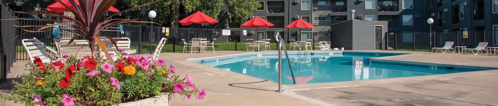 Swimming Pool And Sundeck at Hillsborough Apartments, Minnesota